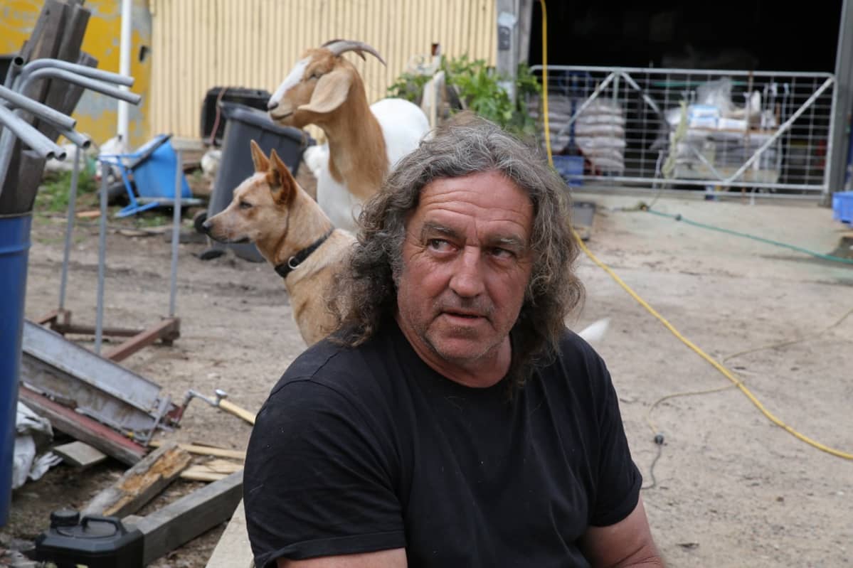 Kuvassa Colin Neaves. Hänen takanaan koira ja vuohi.