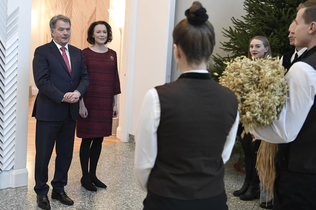 Tasavallan presidentti Sauli Niinistö ja puoliso rouva Jenni Haukio vastaanottavat perinteiset joulutervehdykset Mäntyniemessä.
