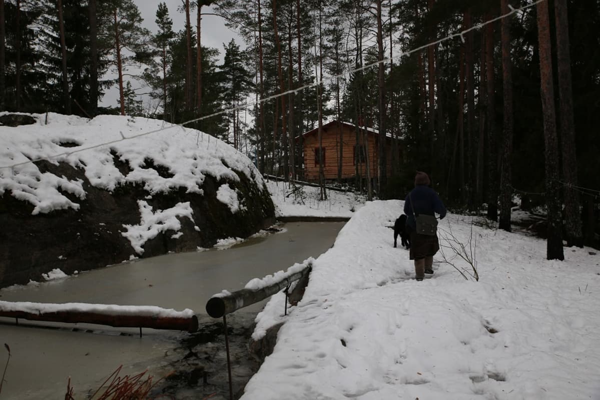 Livonsaaren yhteisökylä, allas, hirsitalo