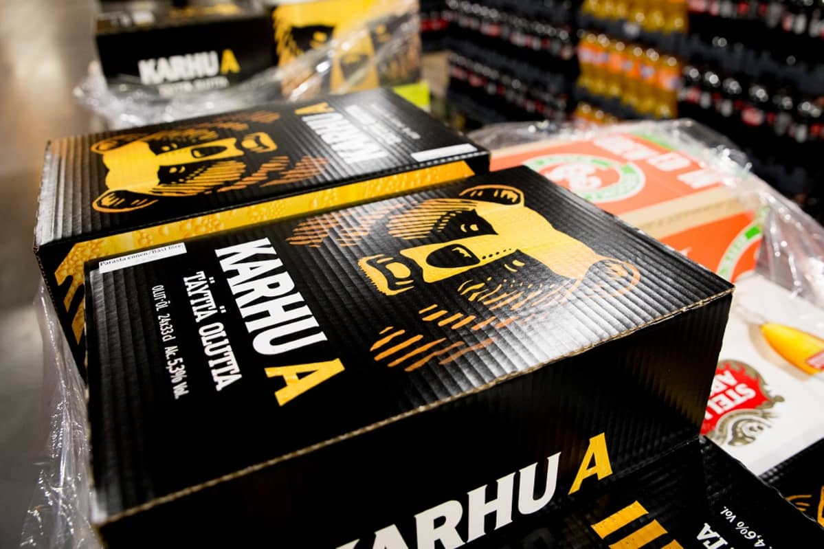 Karhu A-olutpakkauksia