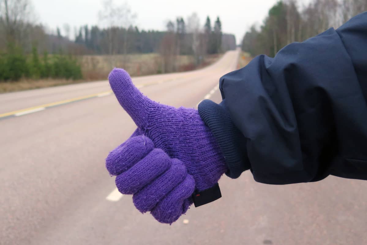 Liftari peukku pystyssä tien varrella