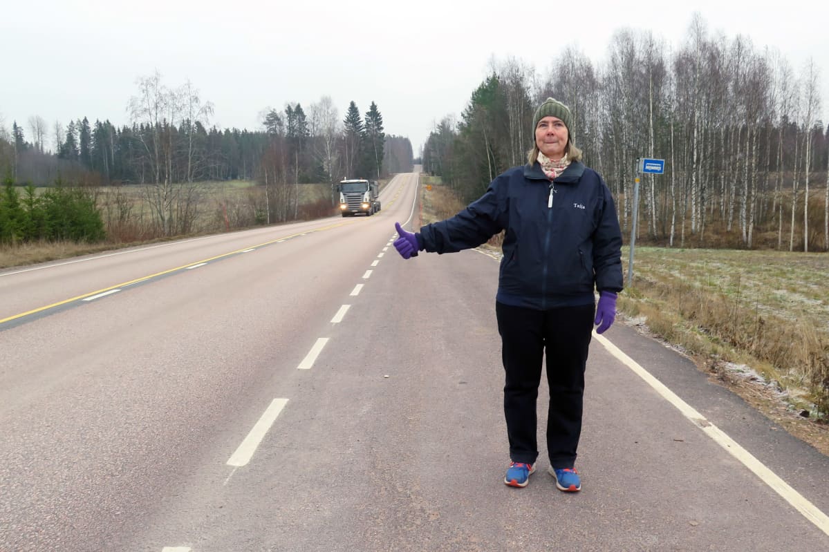 Teija Ihanamäki liftaa Jämijärvellä tiellä 261