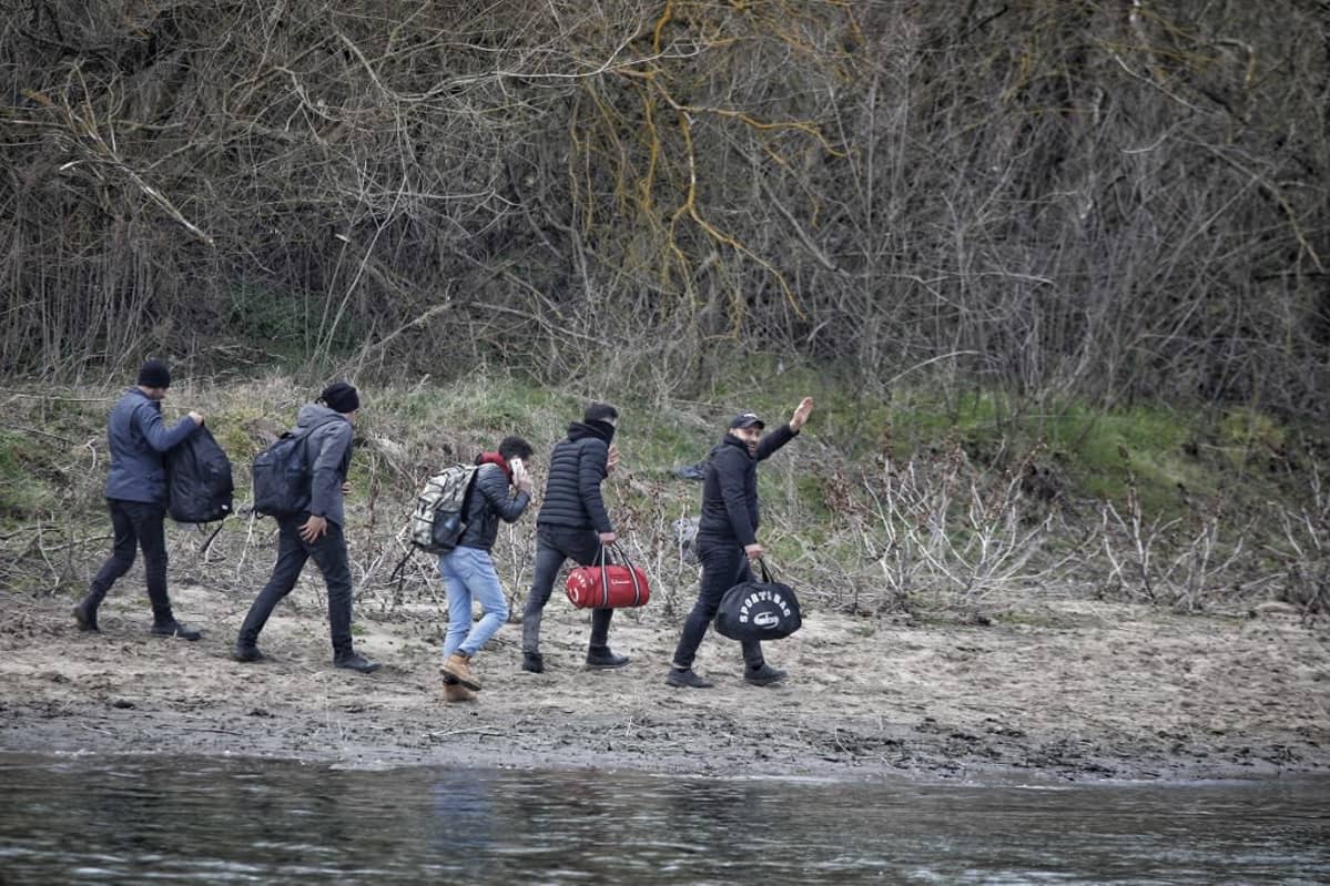 Évros-joen Turkista Kreikkaan ylittäneitä pakolaisia.
