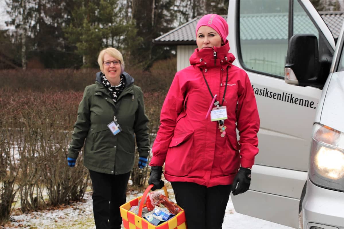 Kärkölän kunnan työntekijät tuovat ostokset yli 70-vuotiaiden ja riskiryhmäläisten kotiovelle.