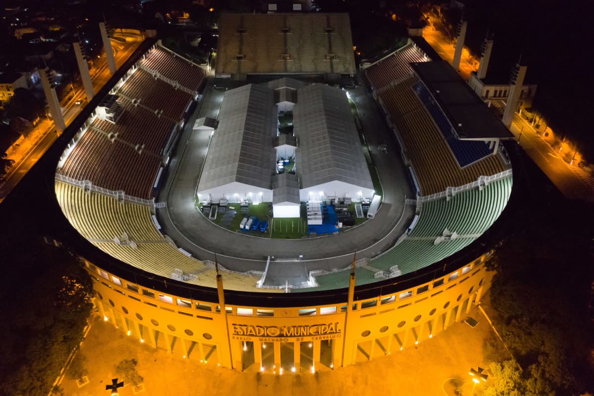 Kenttäsairaala stadionilla iltavalaistuksessa ilmasta kuvattuna