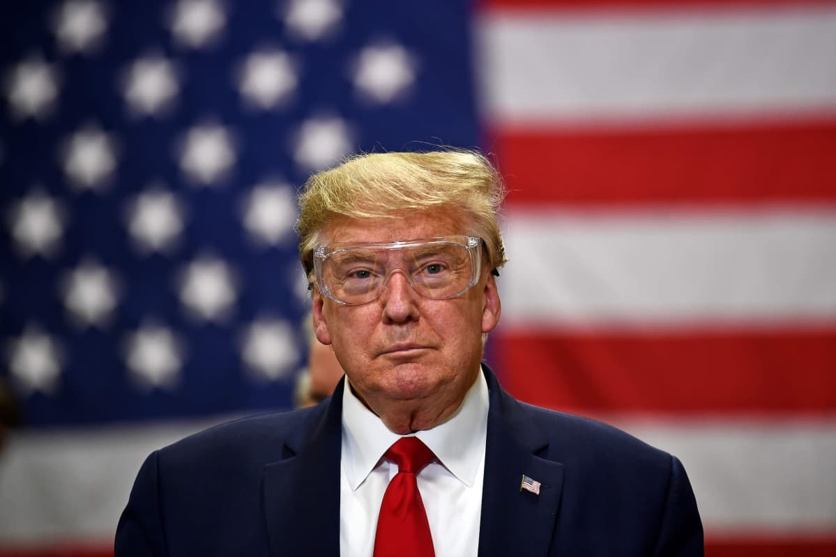 Presidentti Trump vieraili Honeywellin arizonalaistehtaalla, missä valmistetaan kasvomaskeja.