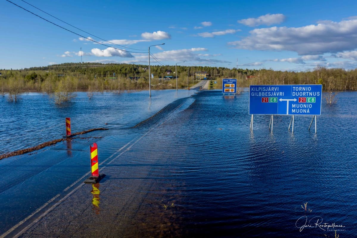 Tulvan alle jäänyt tie Enontekiön Karesuvannossa.