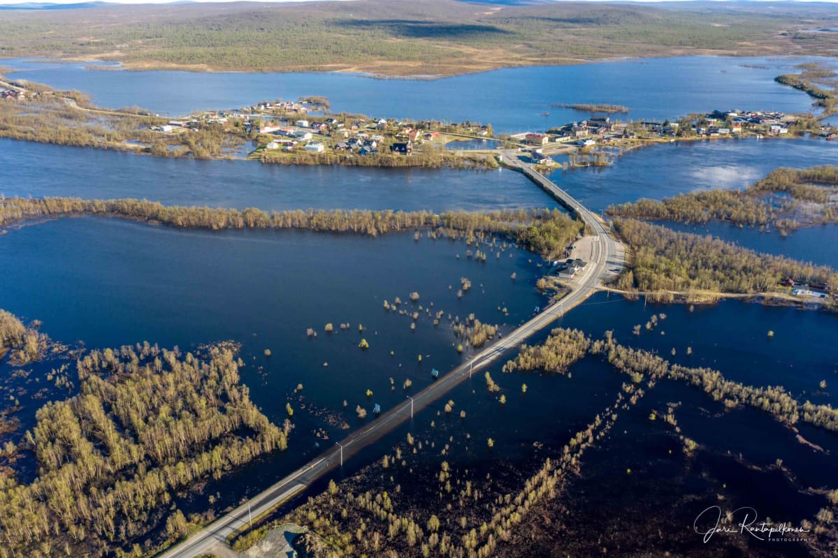 Veden alle jäänyt tienpätkä Enontekiön Karesuvannossa.
