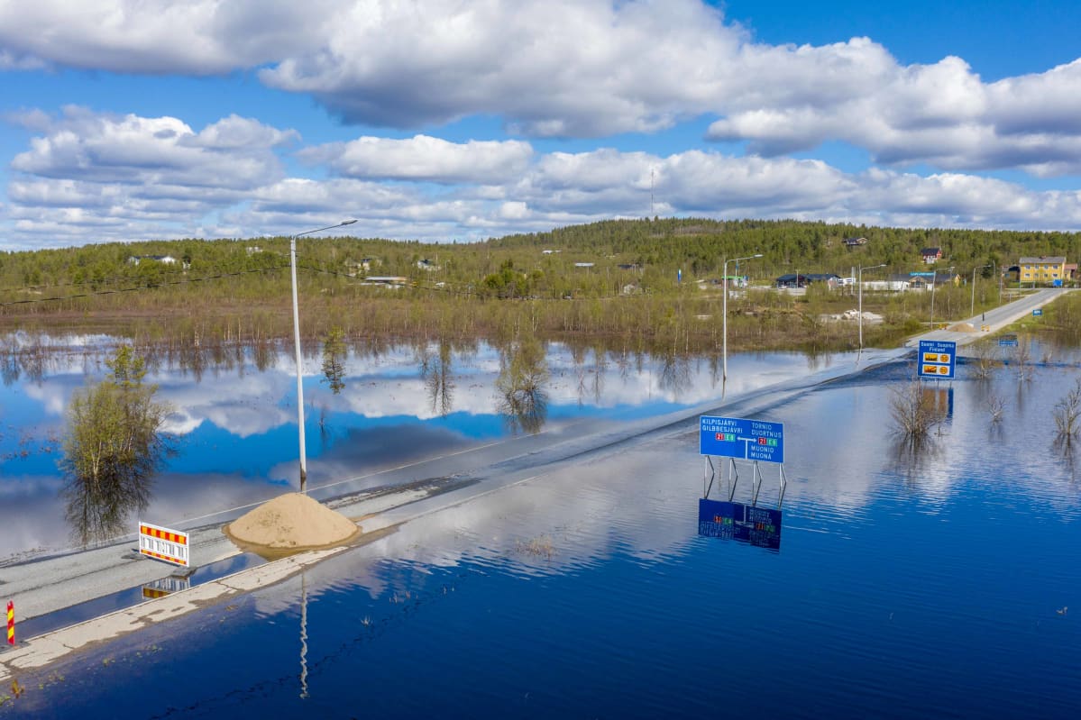 Tulvaveden katkaisema tie Enontekiön Karesuvannossa.