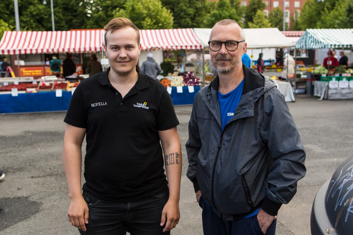 Olli Saarinen (vas.) ja Kari Saarinen Tammelantorilla.