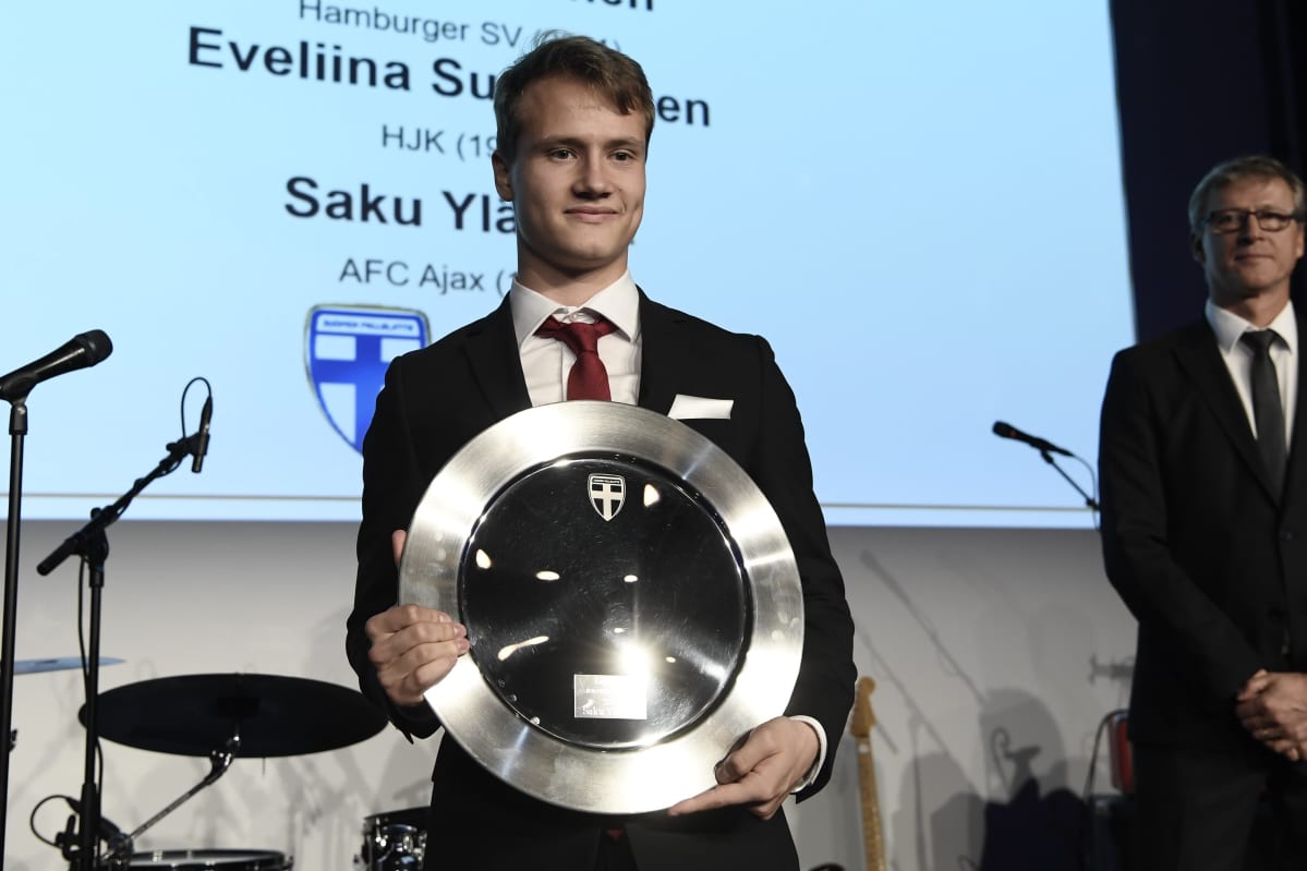 Saku Ylätupa palkittiin vuoden poikapelaajana Palloliiton gaalassa 2017.