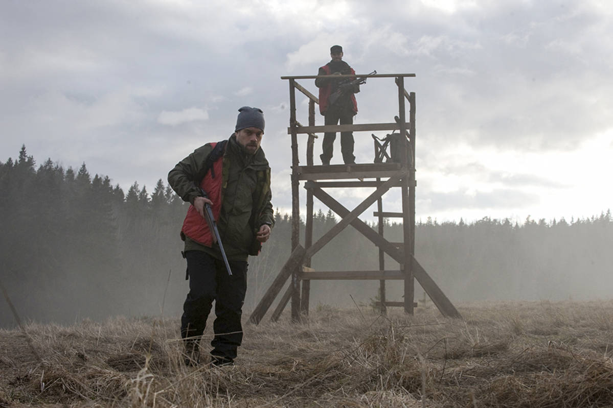 metsästäjä pellolla, toinen ampumatornissa