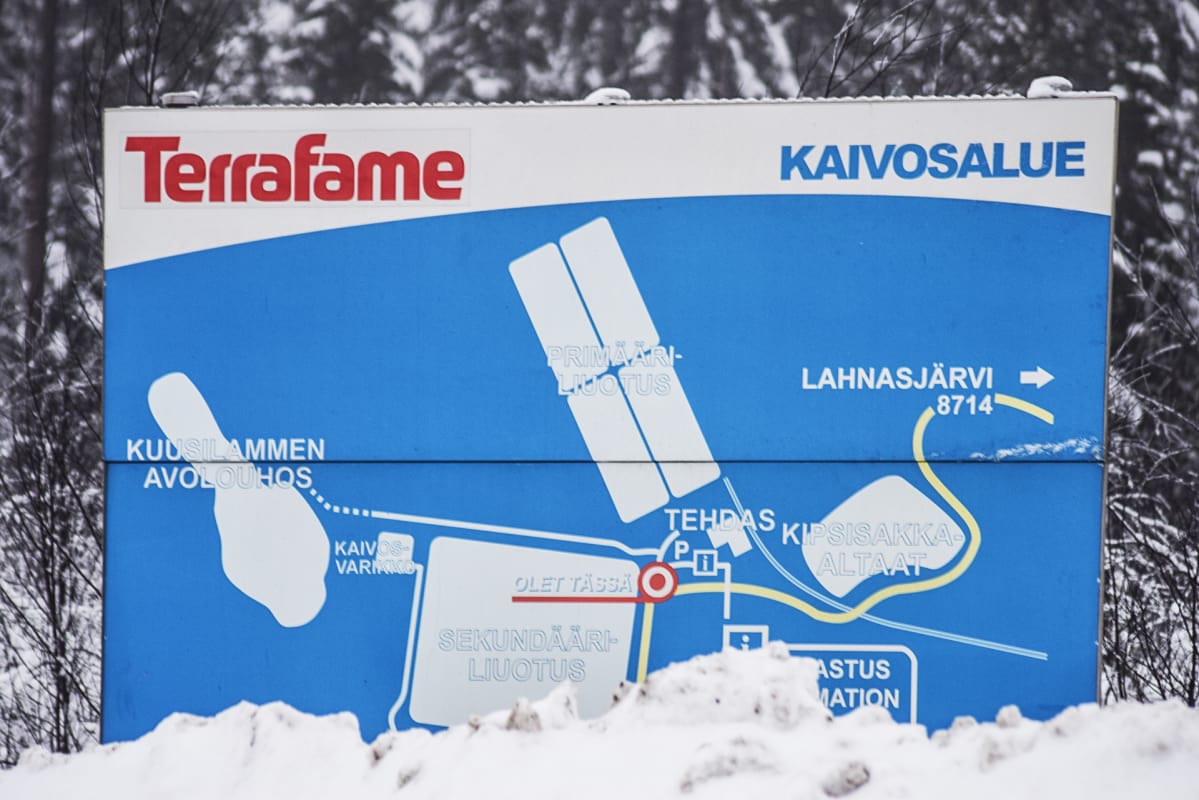 Lakkautettava Lahnasjärven tie kulkee kaivoksen vieressä.