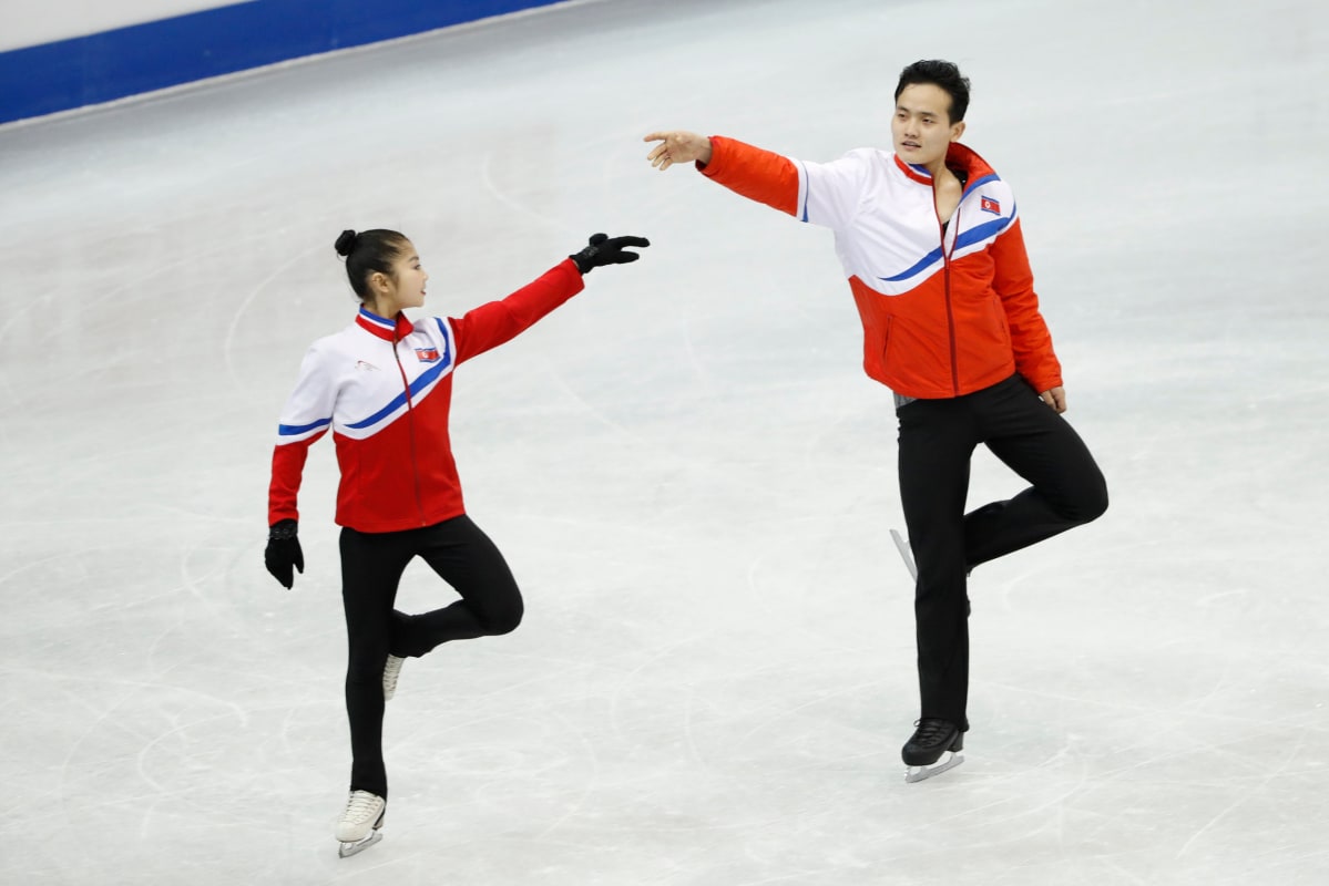 Taitoluistelijat Ryom Tae-ik ja Kim Ju-sik luistelevat.