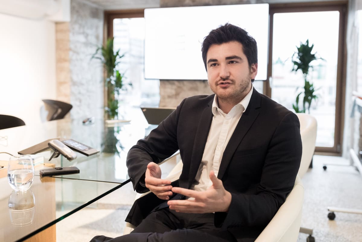Arnaud Castaignet, taustalla e-asukasprojektin toimisto