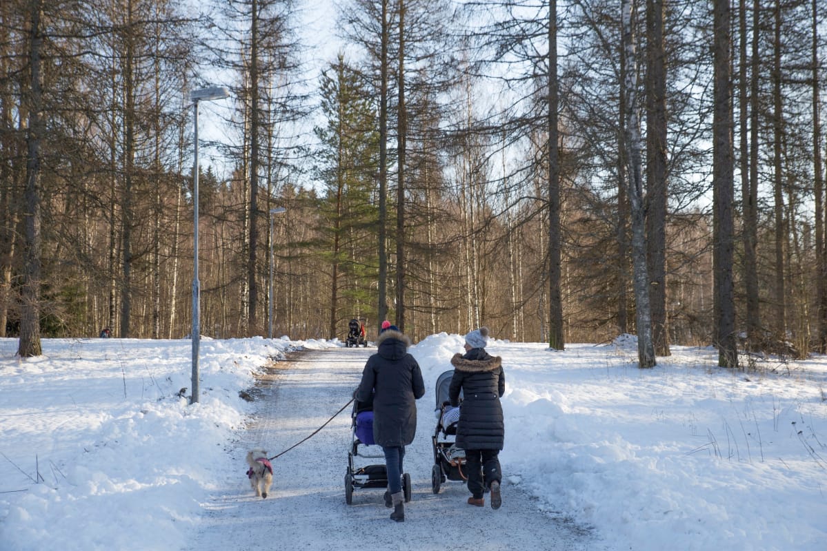 Ulkoilijoita Helsingin keskuspuistossa.