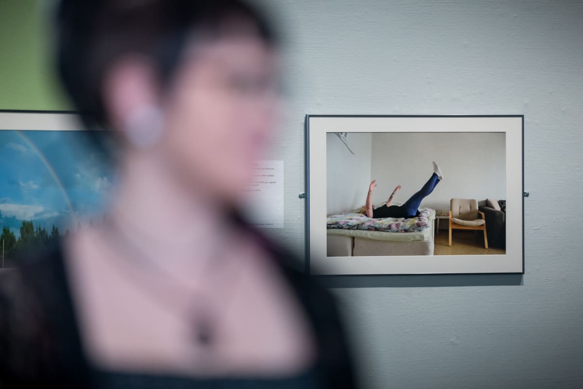 Susanna Juvakka osti uudet lakanat ja nauttii niistä kuvassa.