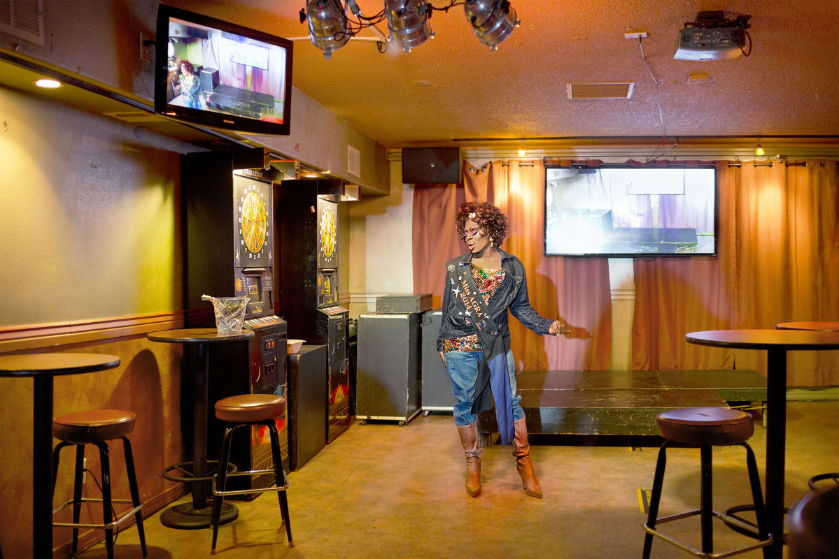 Paatos on seurannut muun muassa Miss Gay Rodeo Arizonan, Alfonzan elämää.