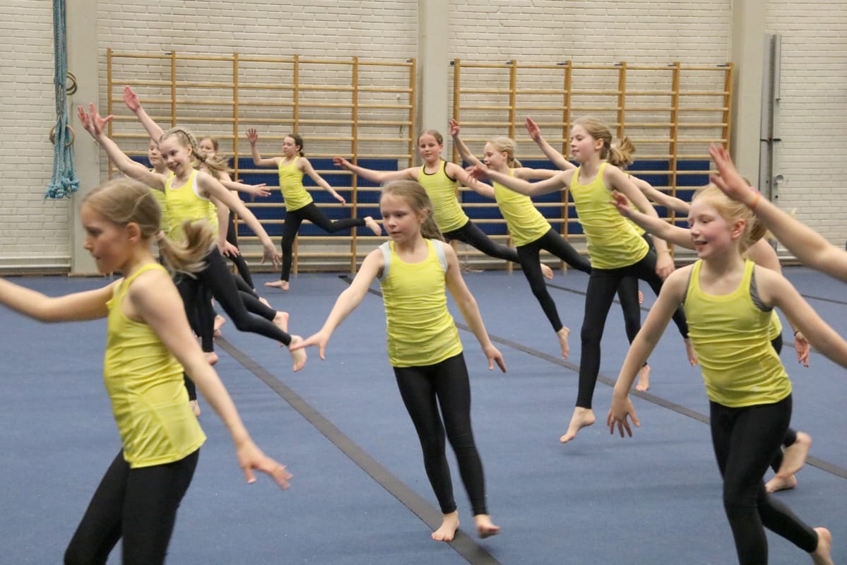 Joen VoLin 10-vuotiaat team gym -harrastajat harjoittelevat vapaaohjelmaa.