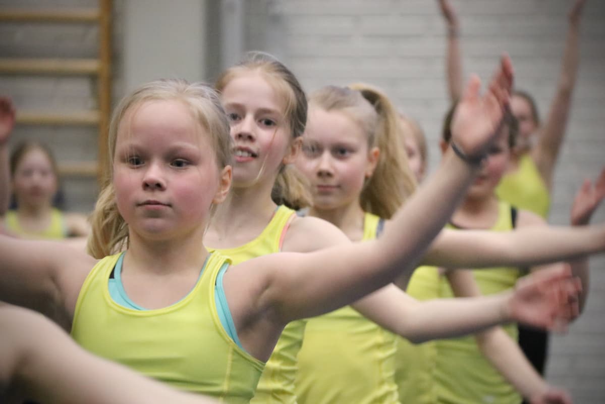 Nuoret team gym -harrastajat harjoittelevat vapaaohjelmaa.