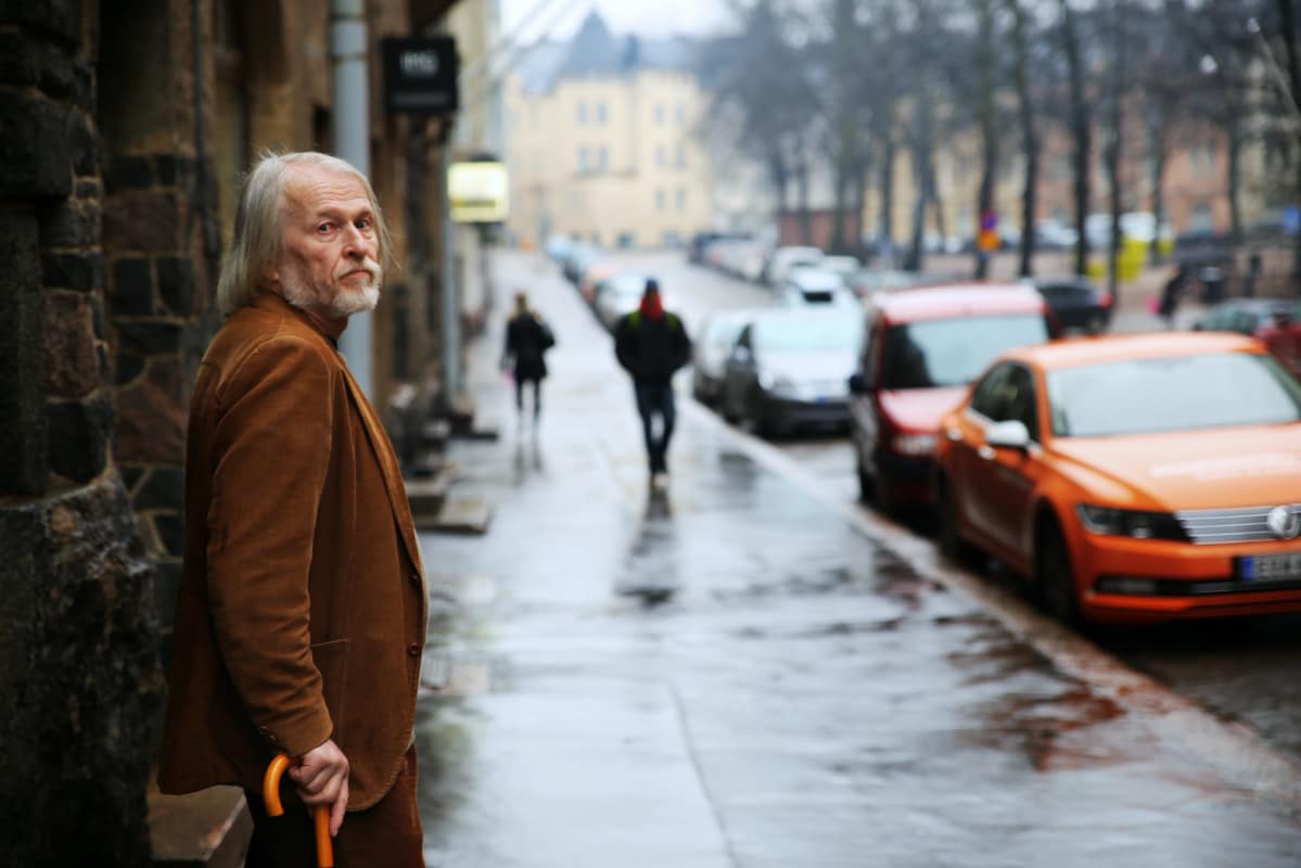 Taiteilija Martti Matilainen saa edelleen inspiraatiota Helsingistä.