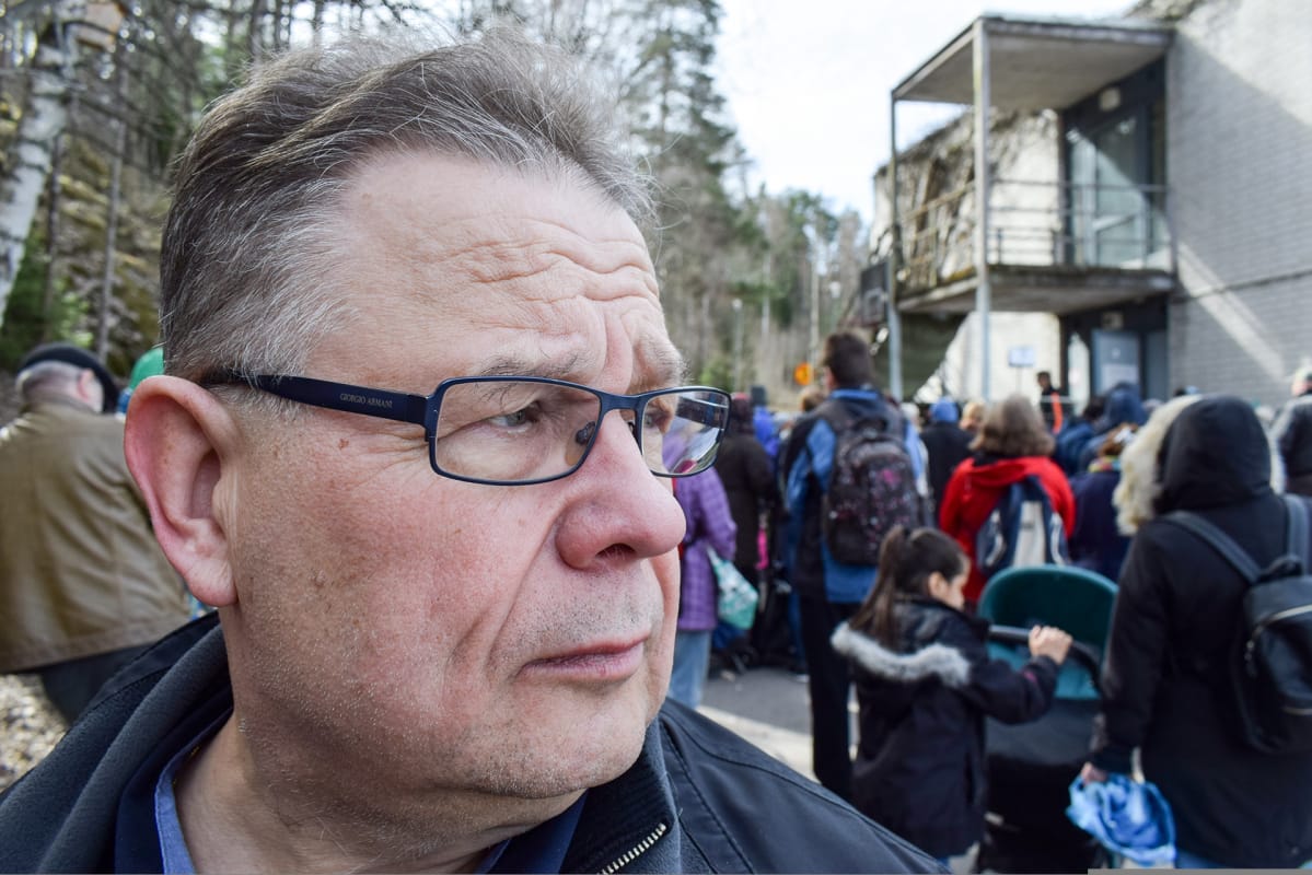 Hannu Hätönen ja väkeä pihalla