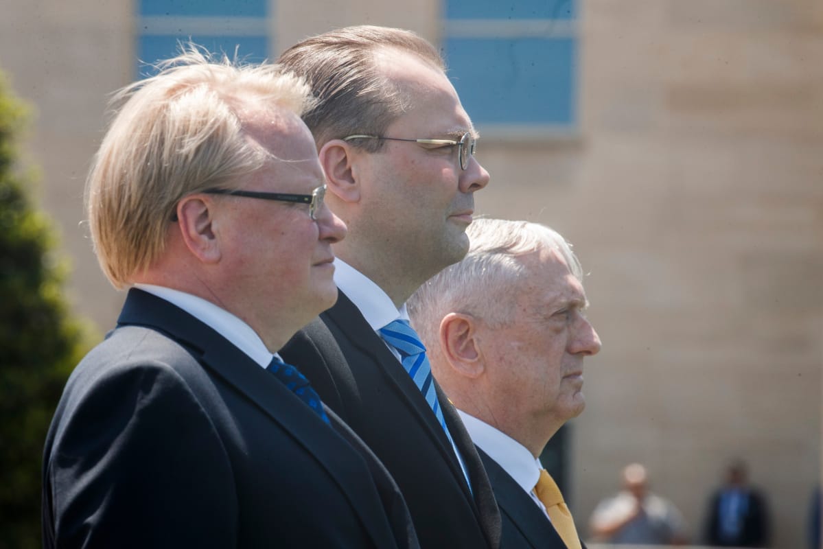 Kuvassa puolustusministereiden sivuprofiilit. Keskellä pitkä Jussi Niinistö.