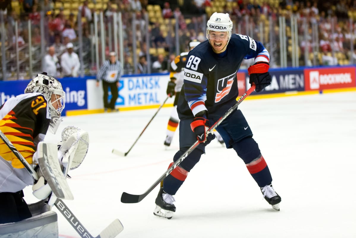 Cam Atkinson yrittää tehdä maalia Saksan verkkoon jääkiekon MM-kisoissa.