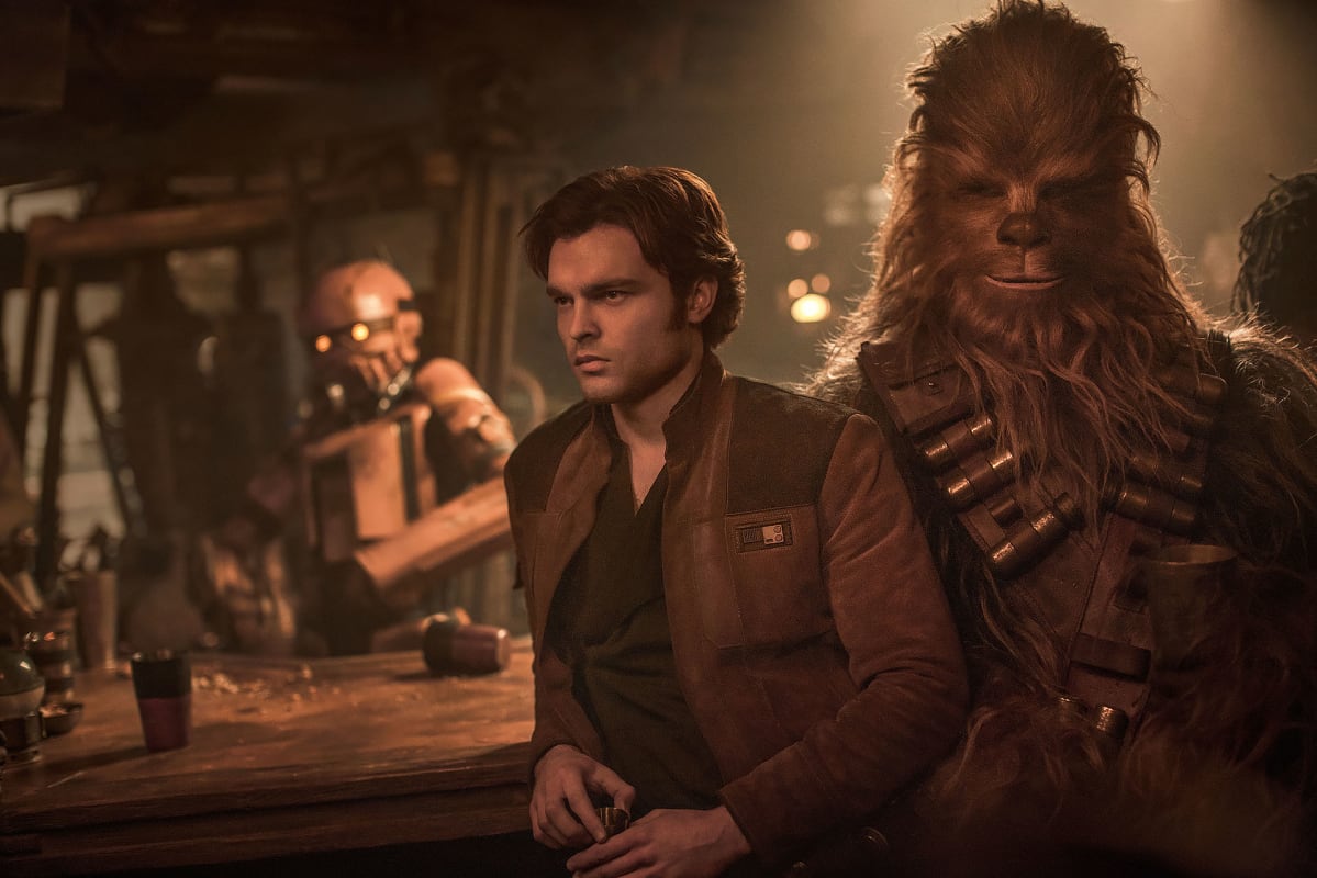 Alden Ehrenreich esittää Han Soloa ja Joonas Suotamo on Chewbacca.
