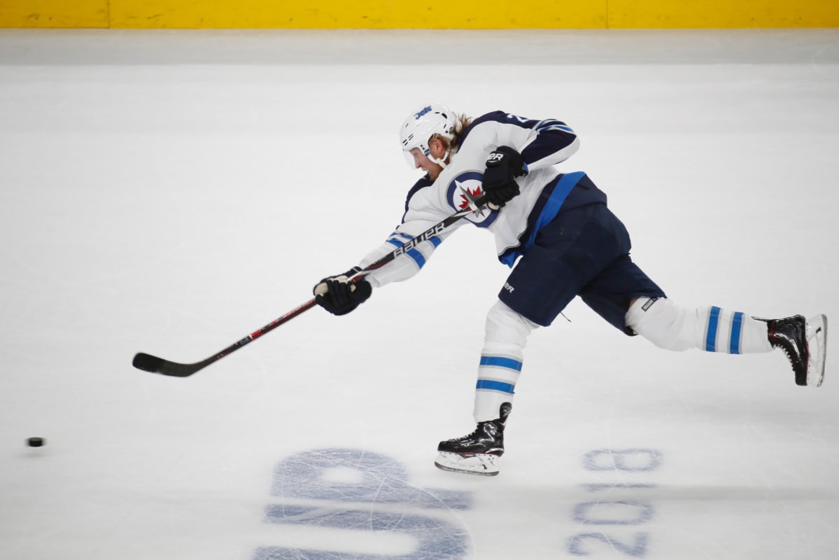 Patrik Laine laukoo.
