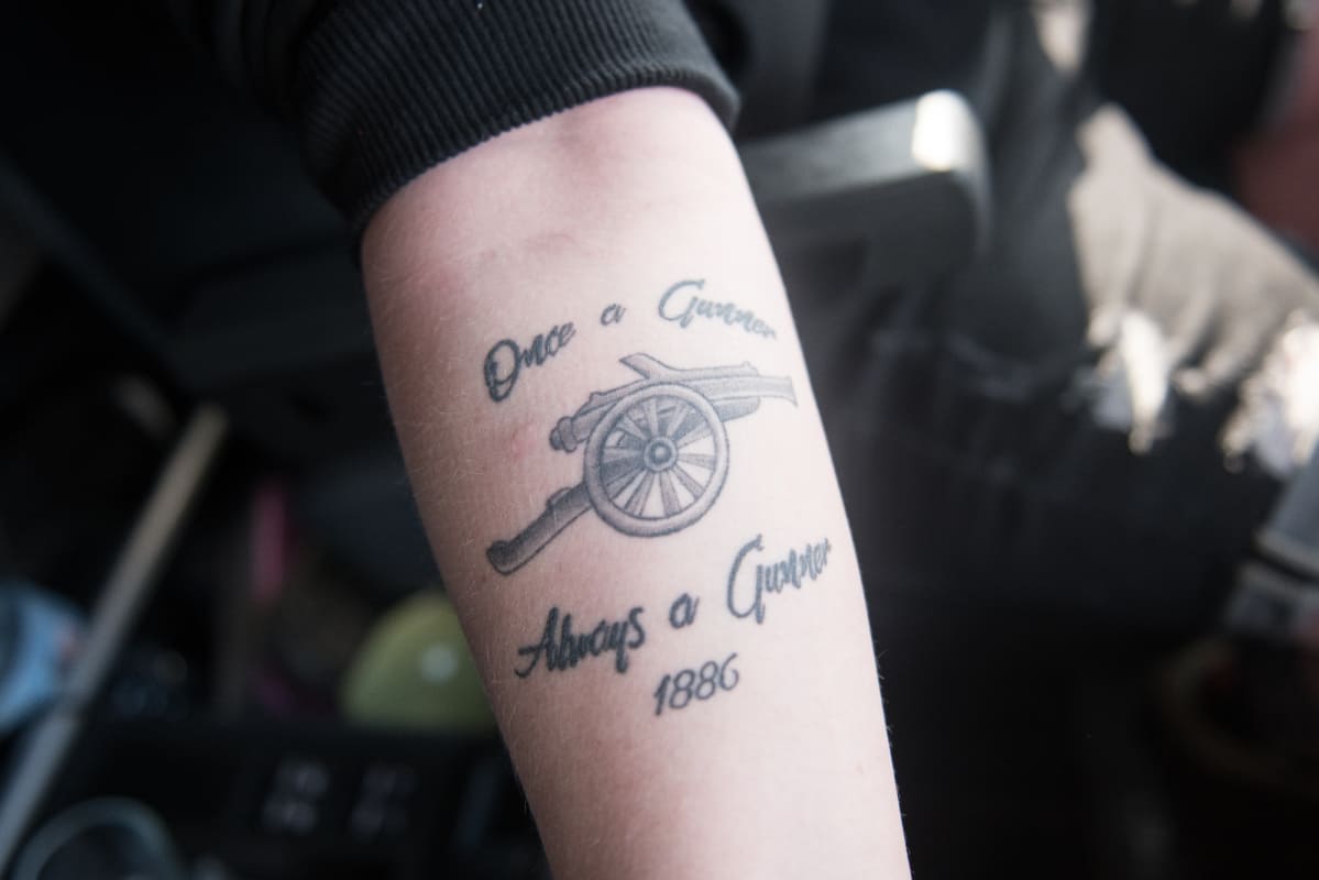 Once a gunner, always a gunner -tatuointi Sylwia Wedrichin käsivarressa. Sylwia Wedrich pitää jalkapallosta. Tatuoinnillaan hän haluaa näyttää kannatuksensa lontoolaiselle Arsenal-joukkueelle.