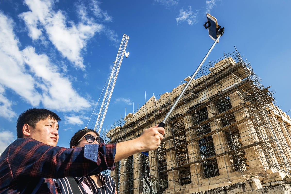 Kiinalaisturisteja ottamassa selfieitä Akropolis-kukkulalla.