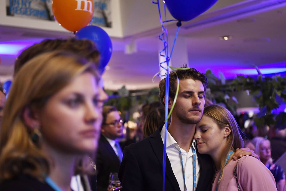 Maltillisen kokoomuksen kannattajat pettyivät seuratessaan ääntenlaskentaa vaalivalvojaisissa Tukholmassa sunnuntaina.