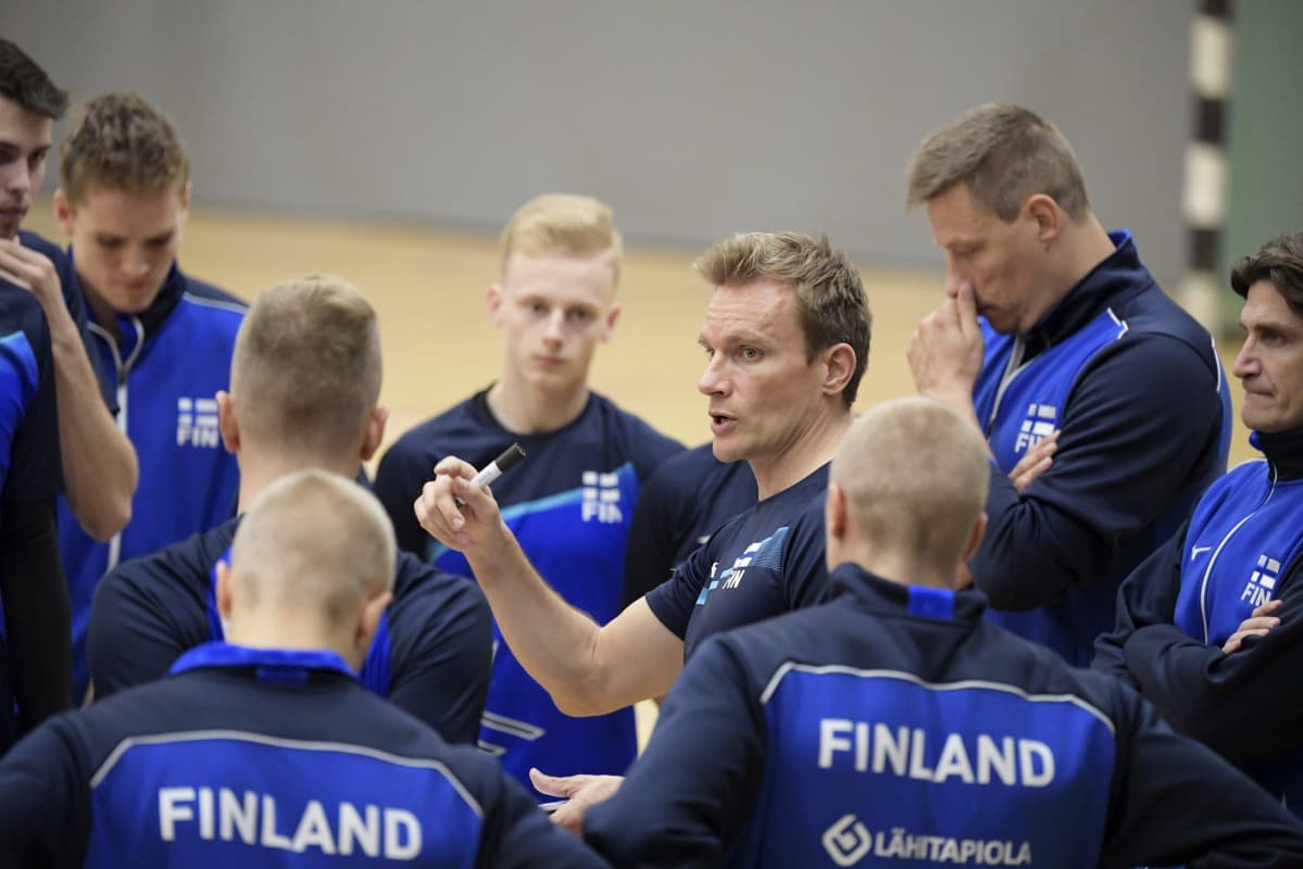 Päävalmentaja Tuomas Sammelvuo pitää palaveria lentopallomaajoukkueelle.