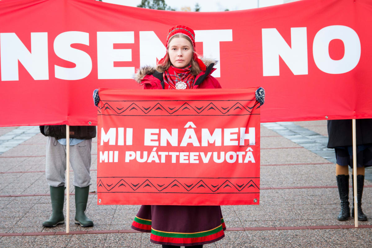 Kongressipaikan pihalla osoitettiin mieltä Jäämeren rataa vastaan.