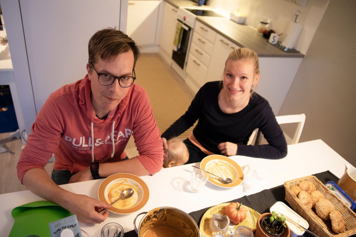 Antti ja Heini Lehtokannas kotonaan ruokapöydän ääressä.