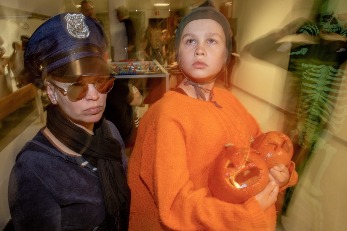 Vappu ja Kuura Rossi halloween-asuissa Käpylän yhtenäiskoulussa.