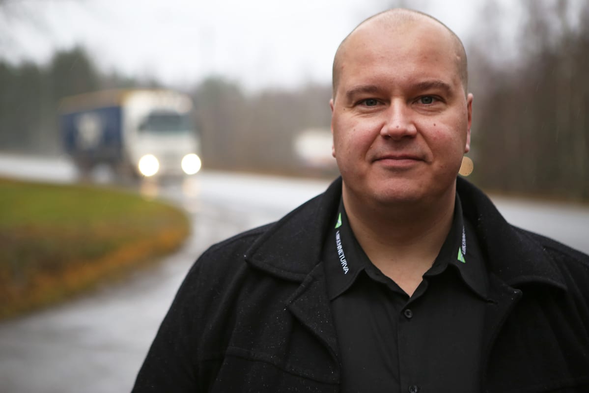 Tapio Heiskanen katsoo kameraan Kasitien varressa.