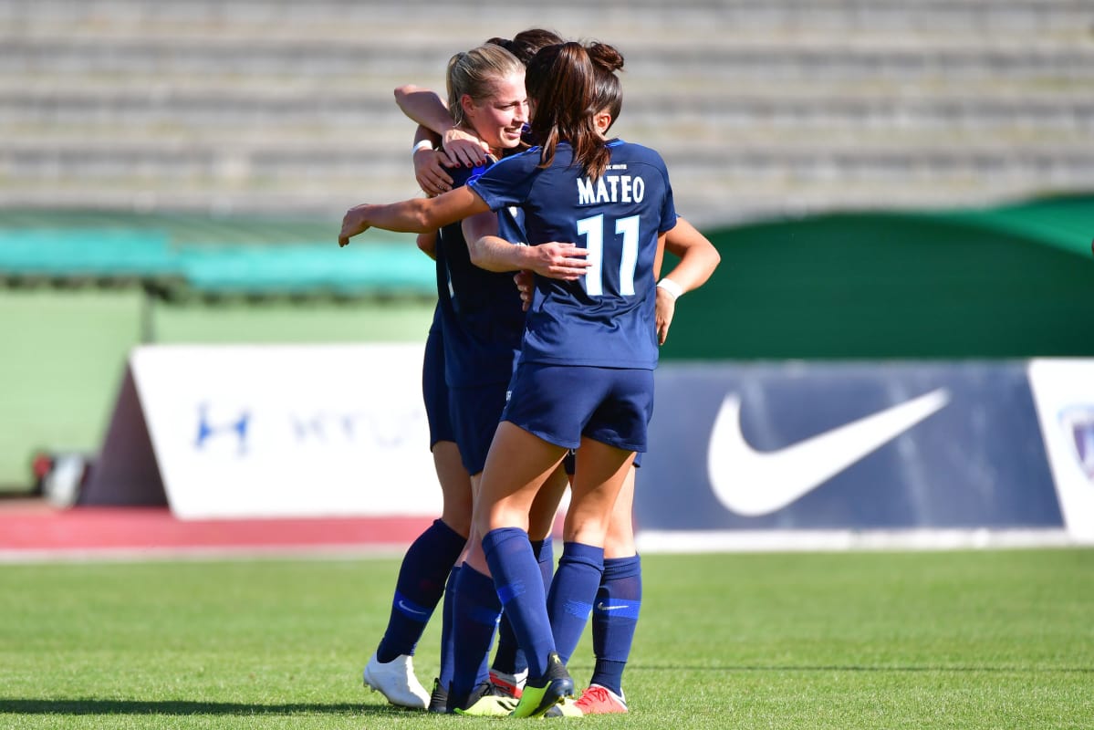 Linda Sällström (Paris FC) tuulettaa maalia.