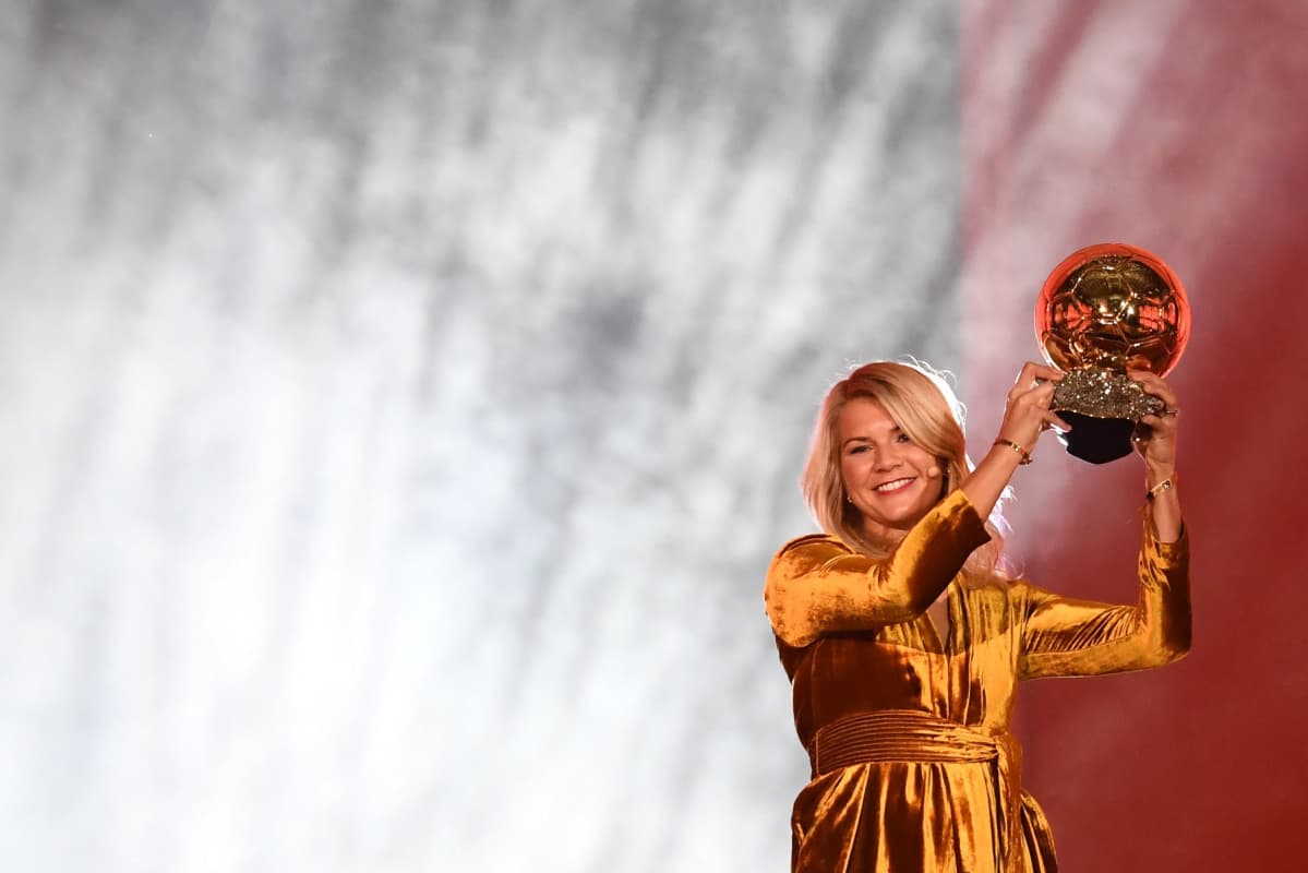 Ada Hegerberg Kultainen pallo -palkinto käsissään.