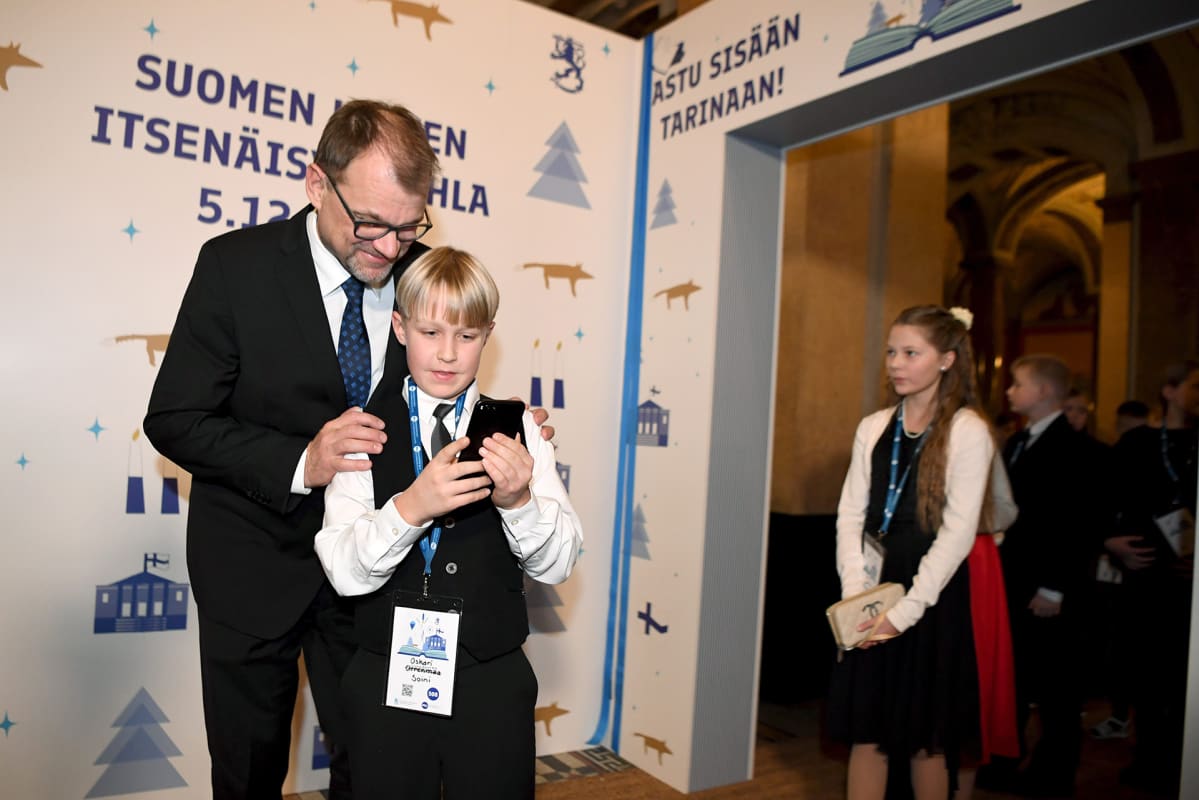 pääministeri koululaisen kanssa