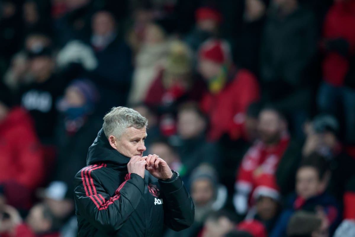 Ole Gunnar Solskjär kentän laidalla.