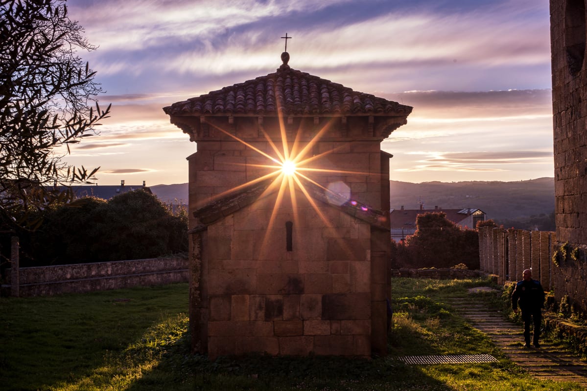Aurinko paistaa Mozarabicin kappelin läpi San Miguelissa, Galiciassa.