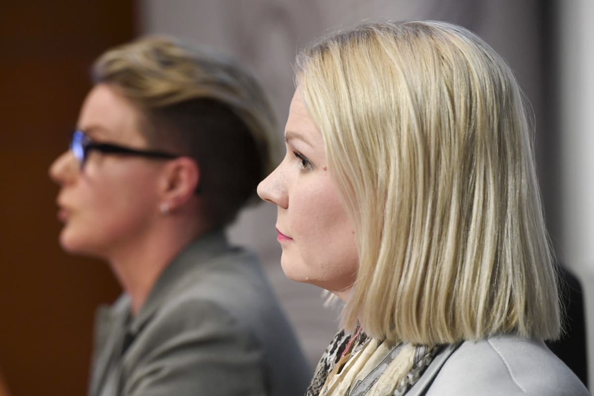 KRP:n rikosylikomisario Sari Sarani (vas.) ja tutkinnanjohtaja, rikoskomisario Sanna Springare Keskusrikospoliisi KRP:n tiedotustilaisuudessa Vantaalla KRP-talolla 27. maaliskuuta.