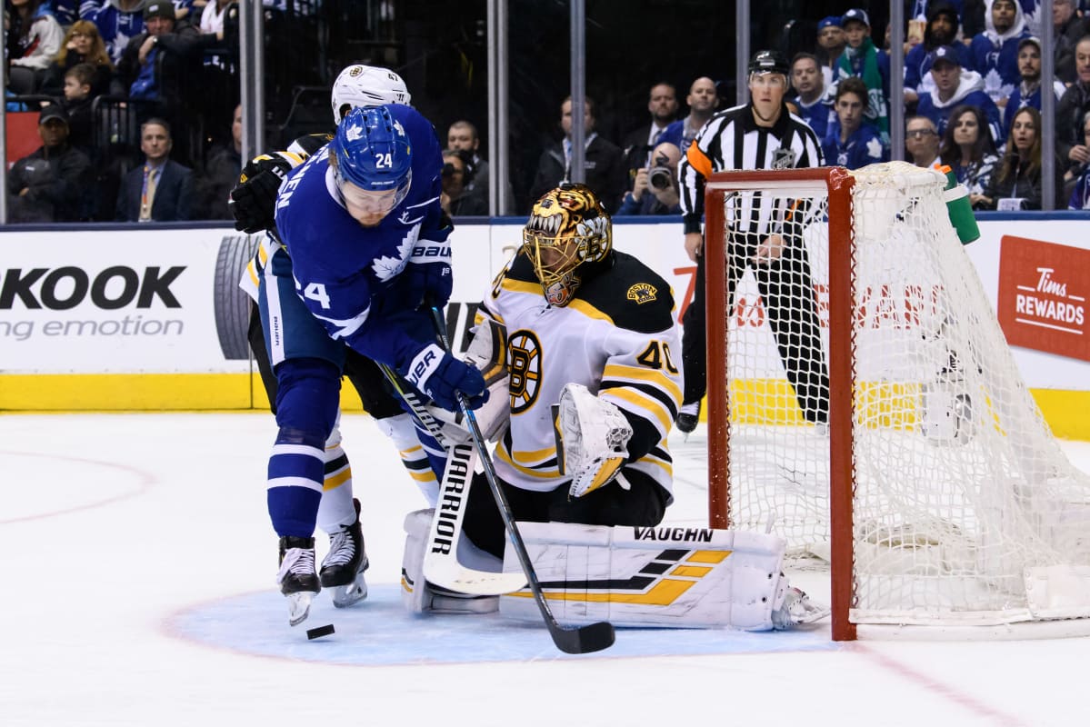 Kasperi Kapanen yrittää survoa maalin edessä kiekkoa Tuukka Raskin ohi.