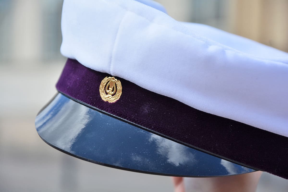 Kaksoistutkinnon ylioppilaslakissa on violetti reunus.