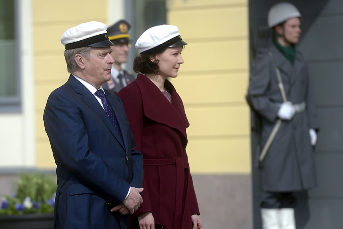 Presidentti Sauli Niinistö ja Jenni Haukio kuuntelevat Presidentinlinnan pihamaalla Ylioppilaskunnan Laulajien tervehdystä Helsingissä vapunpäivänä.