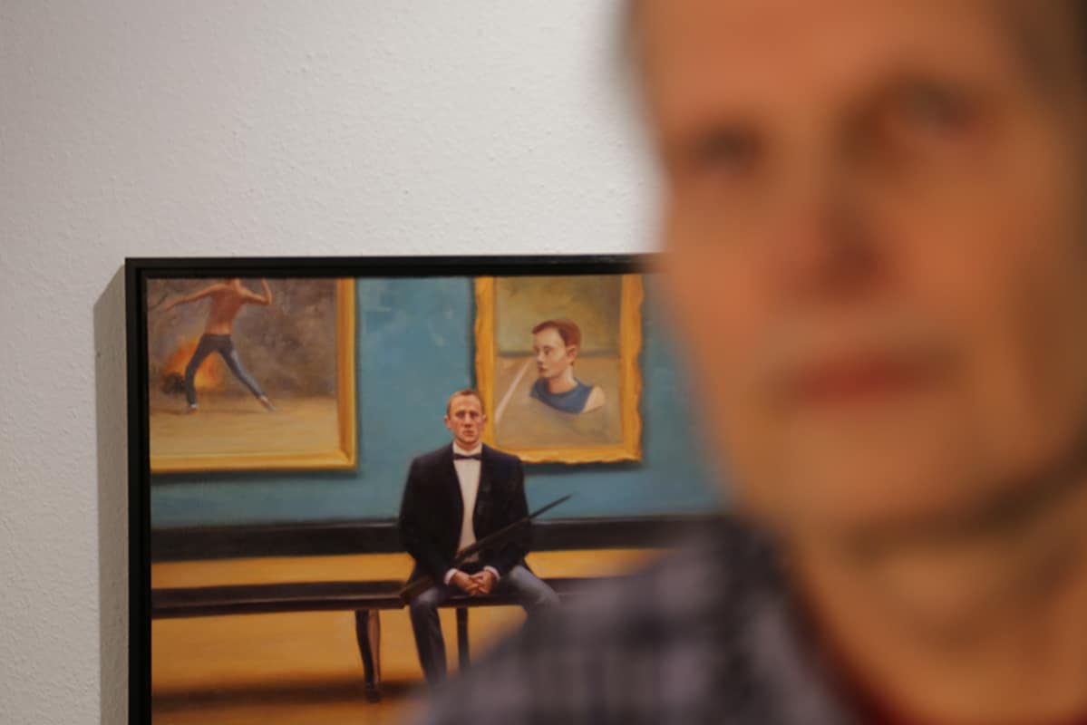 Kaj Stenvall teoksensa edessä.
