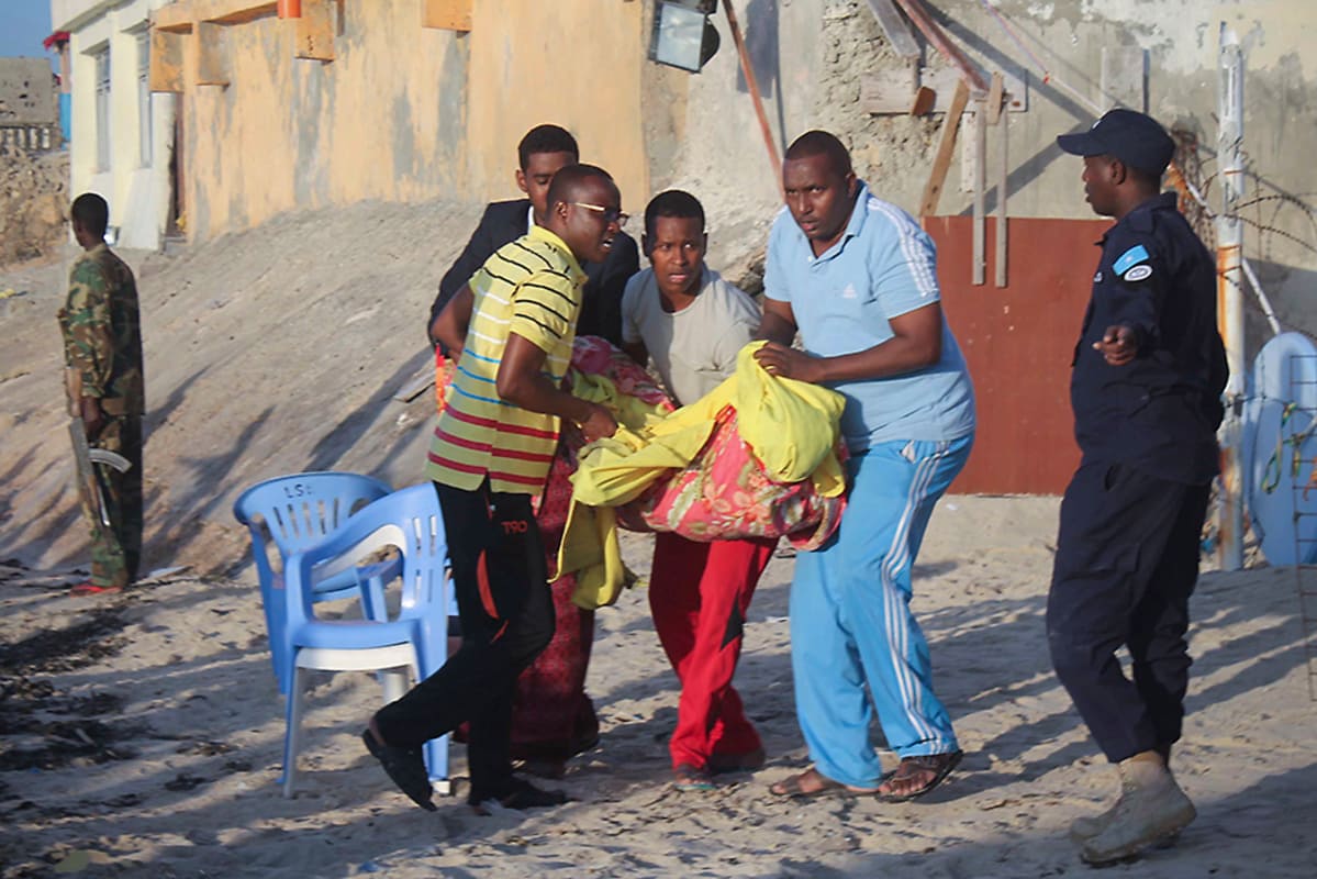 Uhria kannetaan pois rannalta Somalian pääkaupungissa Mogadishussa, jossa alkoi piiritystilanne torstai-iltana. Tilanne päättyi aikaisin aamulla poliisin rynnäkköön.