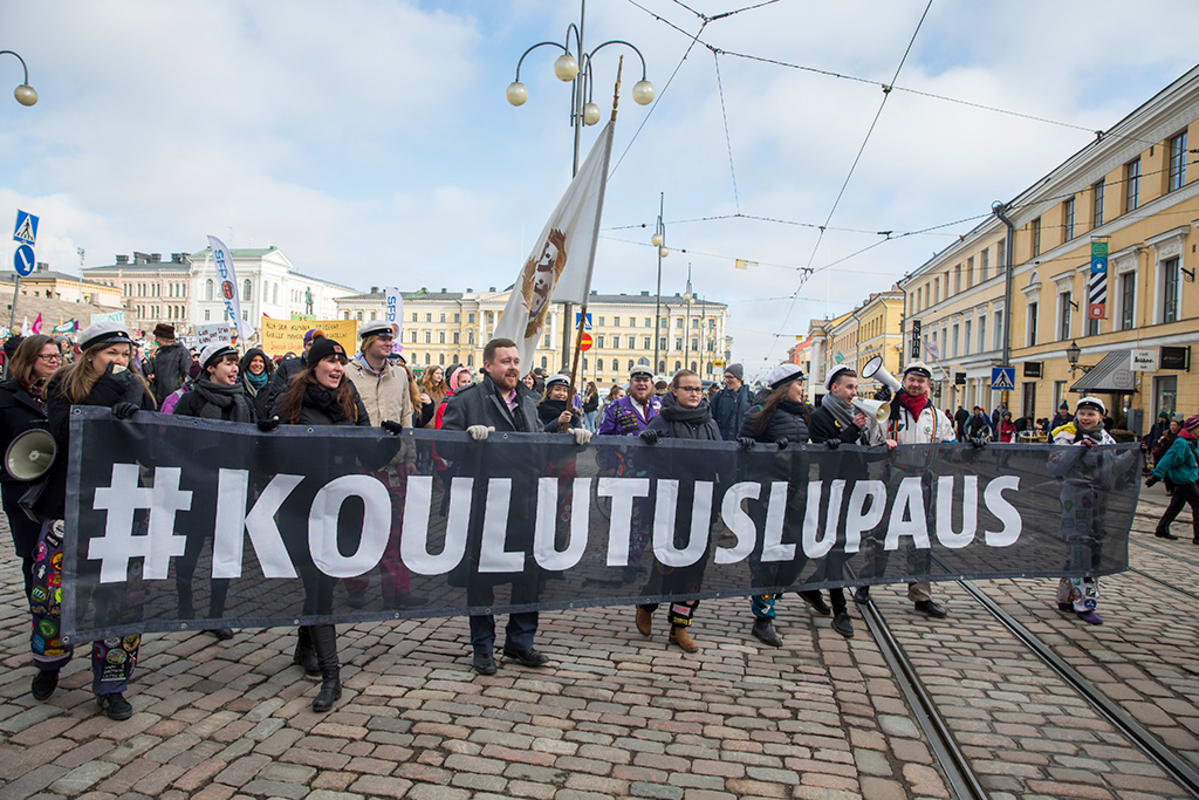 Opintotukimielenosoitus Helsingin Senaatintorilla.